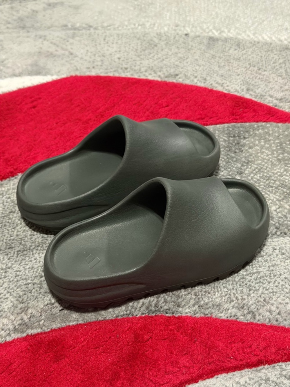 YEEZY slides big kids size 3